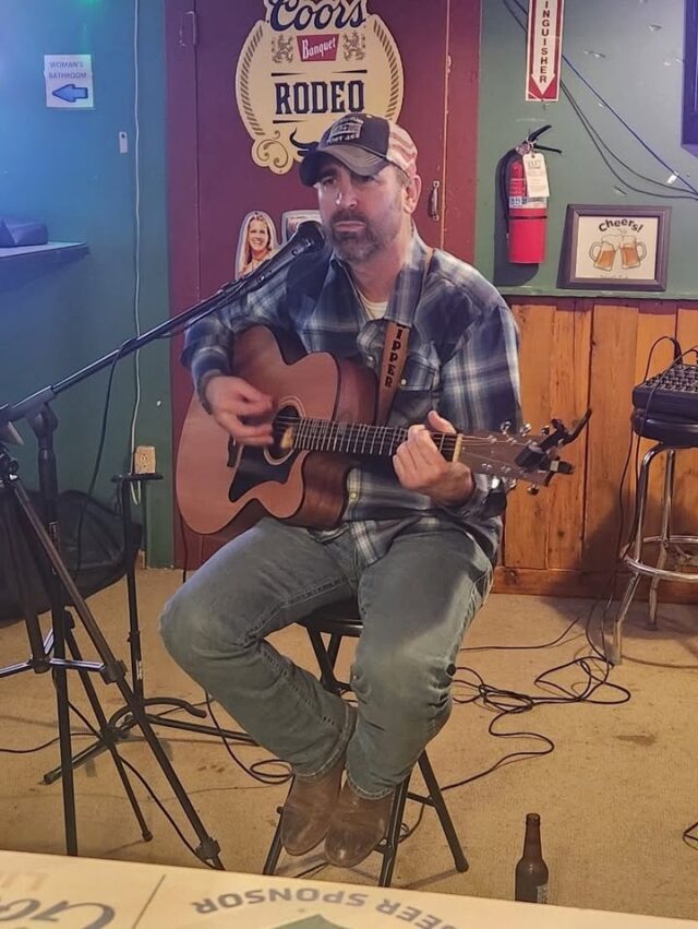 Ak's has an epic weekend lined up, beginning Friday with Fred's Meat Raffle and Dj Mister E spinning till the lights go out, followed by Ryan Pierce belting out your favorite tunes at 7:00 on Saturday Come find us in Keewatin!!
